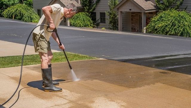 Pressure washing services Nashville TN — driveways, siding and decks